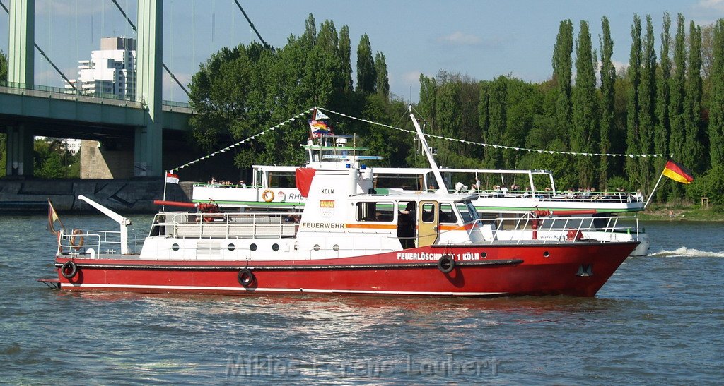 Motor Segelboot mit Motorschaden trieb gegen Alte Liebe bei Koeln Rodenkirchen P070.JPG